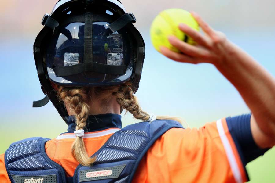 De softbalsters gaan ongeslagen naar de finaleronde van het EK