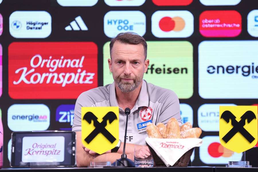 Ferdinand Feldhofer bei einer Pressekonferenz. Ferdinand Feldhofer bei einer Pressekonferenz.