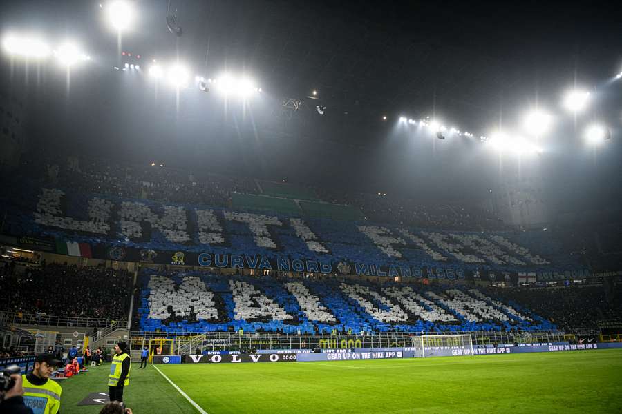 La Curva Nord cerca unità