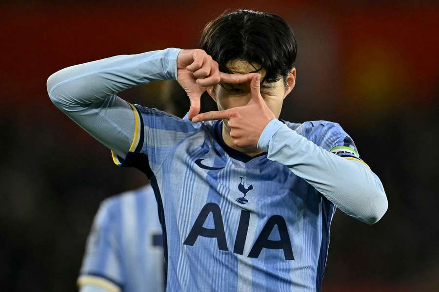 Son fez um gol e deu duas assistências na goleada do Tottenham