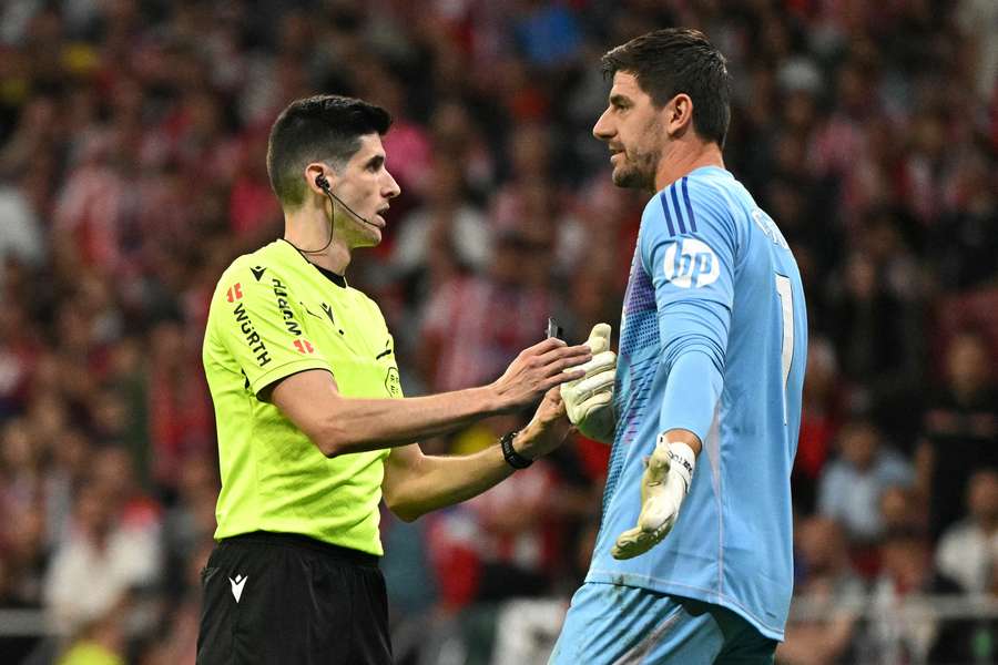 Objetos foram lançados em direção ao gol de Courtois