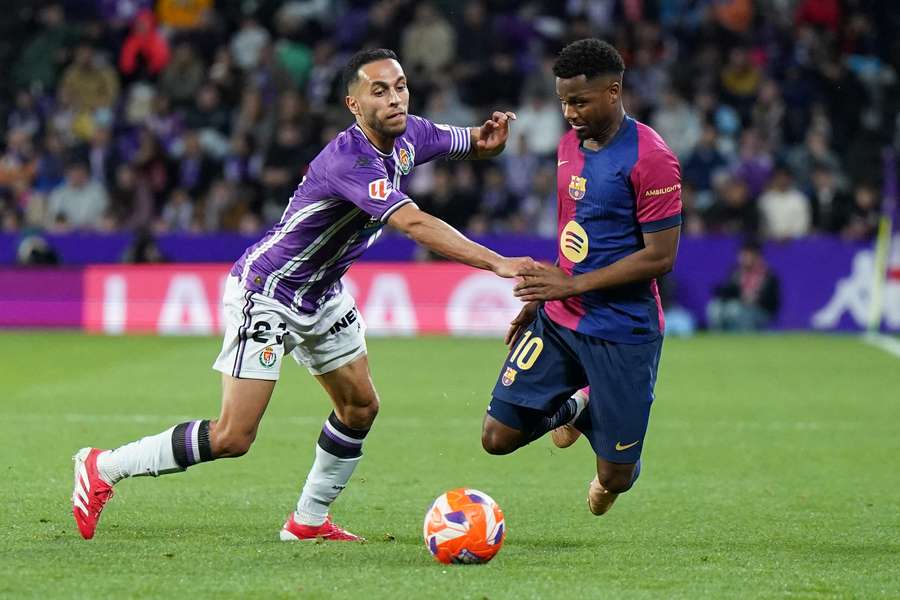 Anuar intenta evitar que Ansu Fati llegue al balón