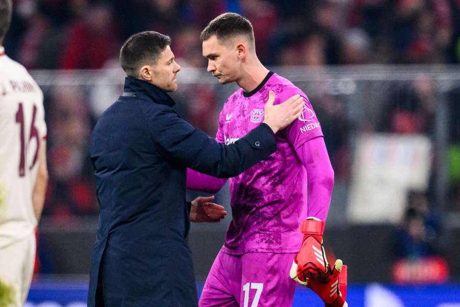 Xabi Alonso y Kovar, portero del Leverkusen