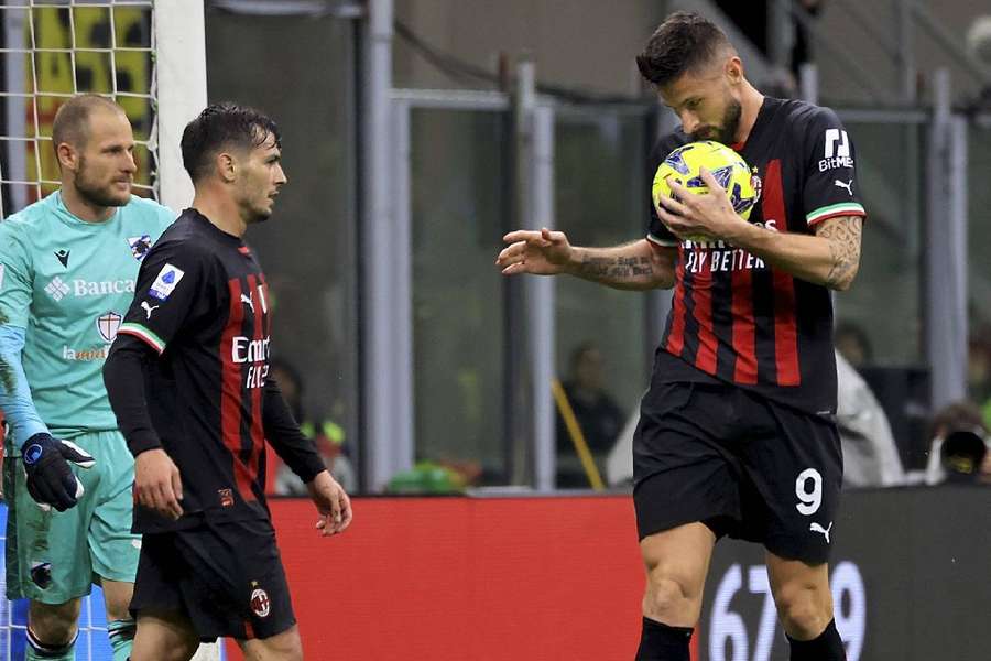 Giroud leva a bola do jogo para a casa após três gols contra a Sampdoria