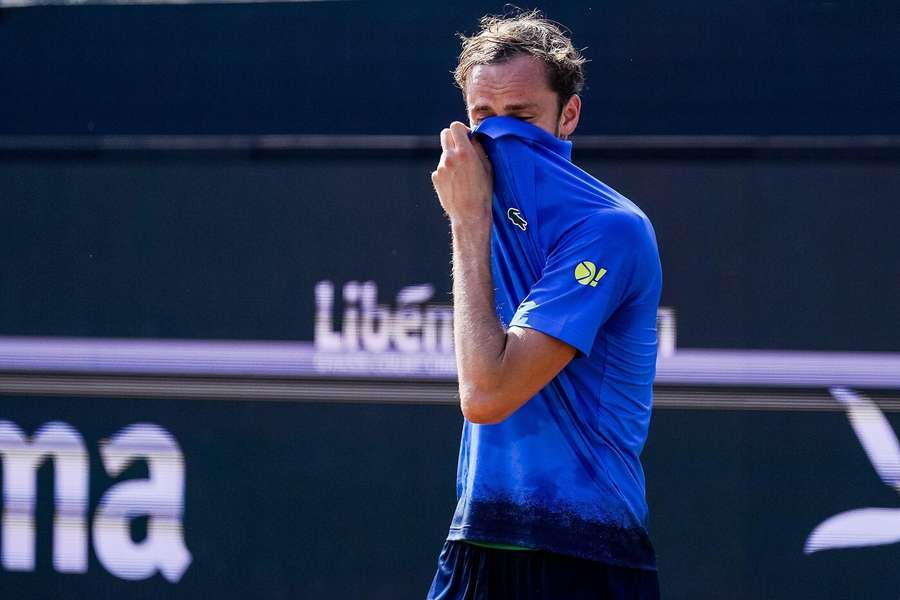 Daniil Medveděv pokračuje v trápení i na trávě.