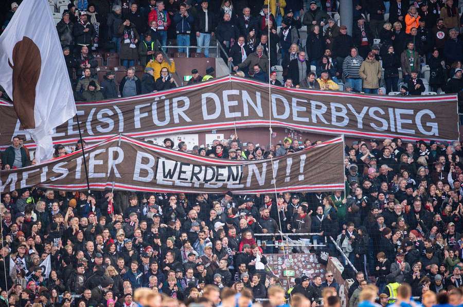 St. Pauli håber at kunne spolere oprykningsdrømmene hos bysbørnene fra Hamburger SV.