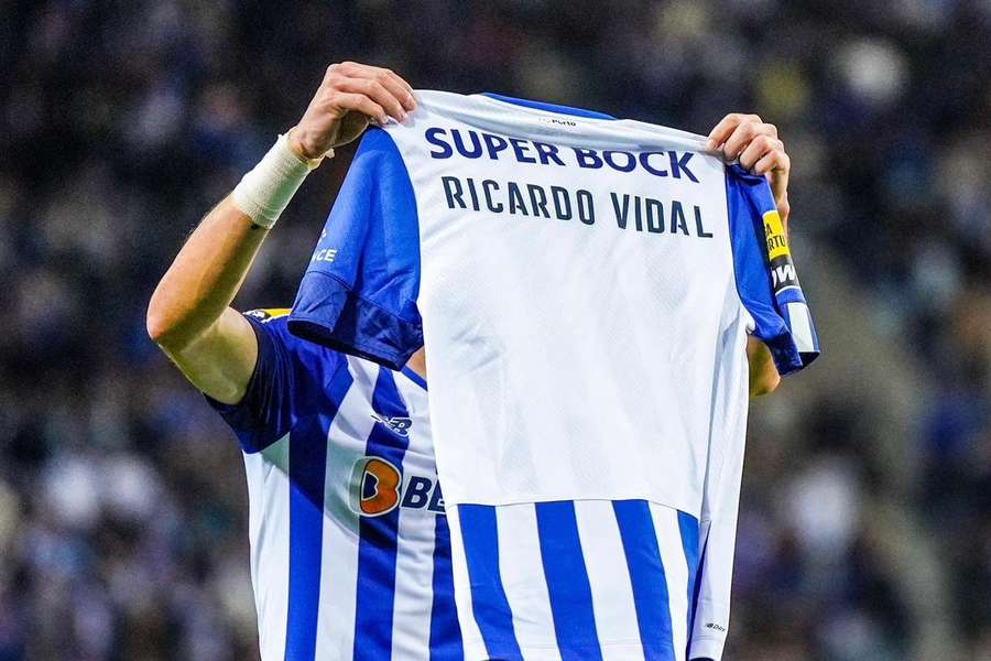 Pepe exibiu camisola com o nome do técnic de equipamentos do FC Porto