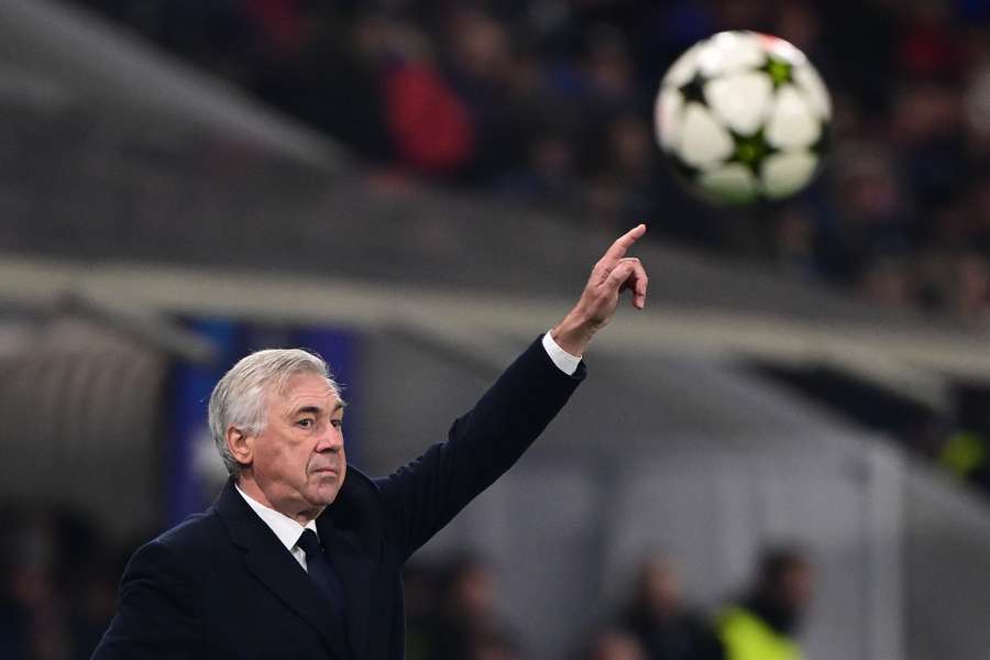 Carlo Ancelotti tiene un plan.