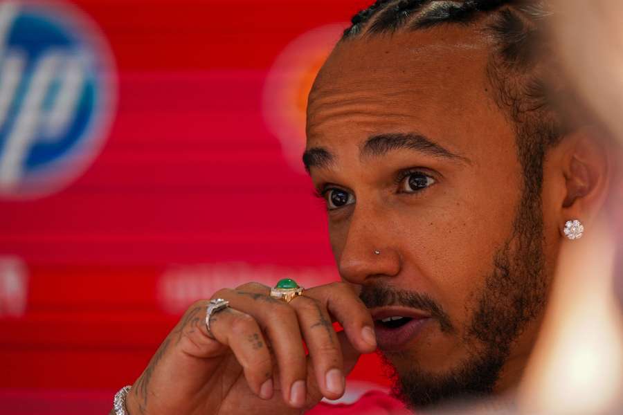 Hamilton dice que a Ferrari "se le acaba el tiempo" para salvar la temporada