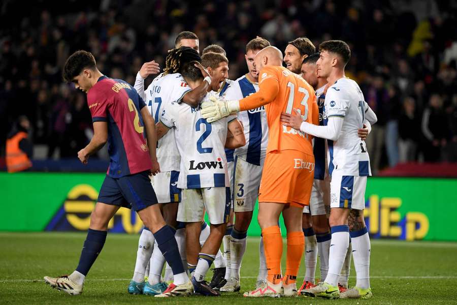 Hráči Leganés slaví nečekané vítězství na hřišti Barcelona.