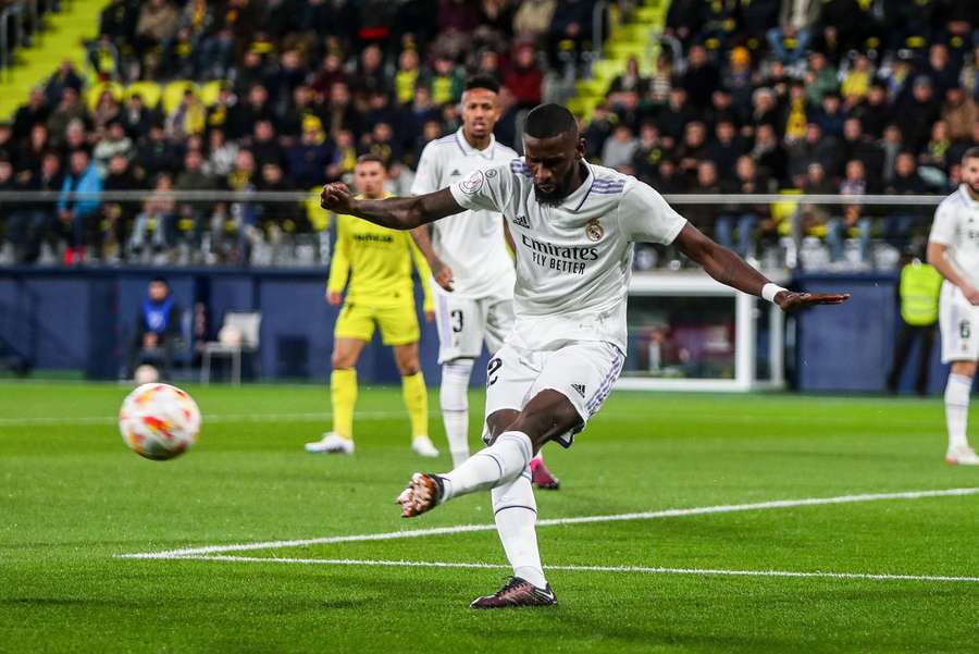 Rüdiguer golpea el balón durante un partido contra el Villarreal.