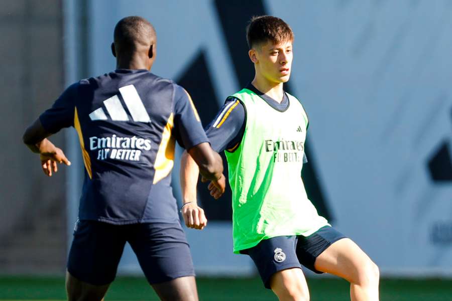 Arda Güler entrenando con el Real Madrid