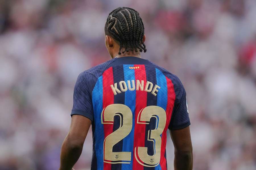 Jules Koundé skiftede i sommer fra Sevilla til Barcelona. Siden er Sevillas defensiv faldet fra hinanden, mens Barcelonas er blevet uhyggeligt stærk.