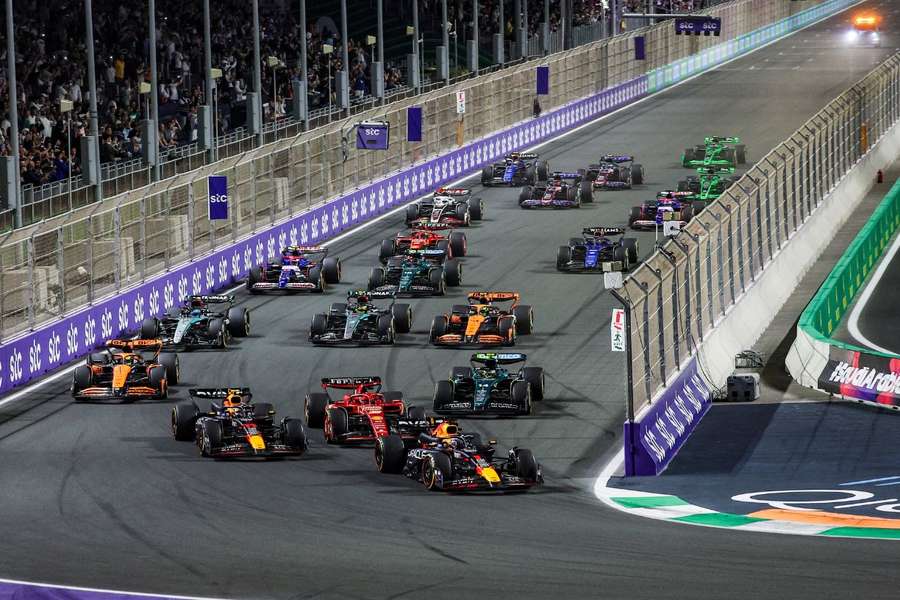 Początek wyścigu na torze w Jeddah i rywalizacja Leclerca z Perezem o druga pozycję