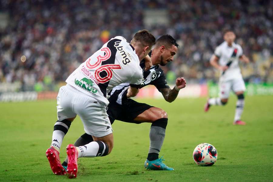 Jogo foi bastante pegado dentro de campo