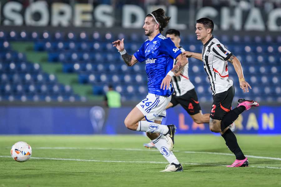 Lautaro Díaz fez o segundo do Cruzeiro em Assunção