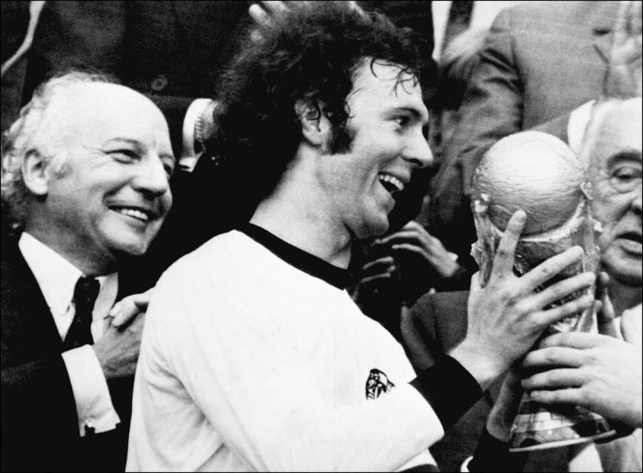 Beckenbauer soulevant la Coupe du monde en 1974.