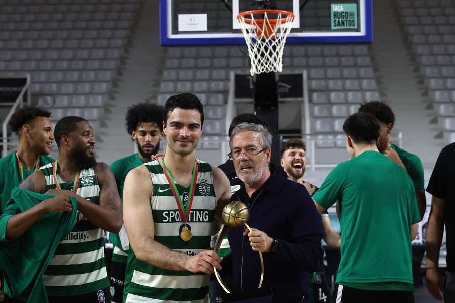 O treinador do Sporting, Luis Magalhães, e Diogo Ventura seguram a taça