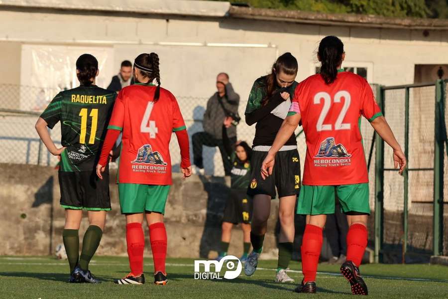 Raquel e Paula em ação pelo Rio Mau FC