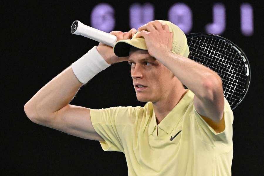 Jannik Sinner ficará fora das quadras por três meses