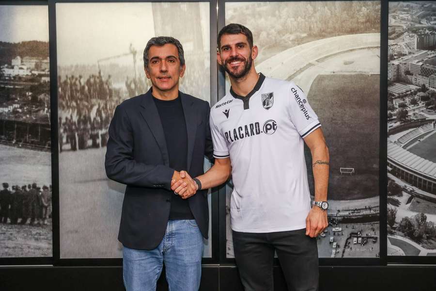 O presidente do Vitória SC, António Miguel Cardoso, com Nélson Oliveira