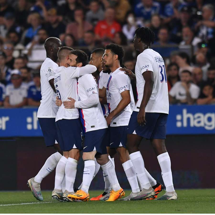 Jogadores do PSG vibram com gol de Messi