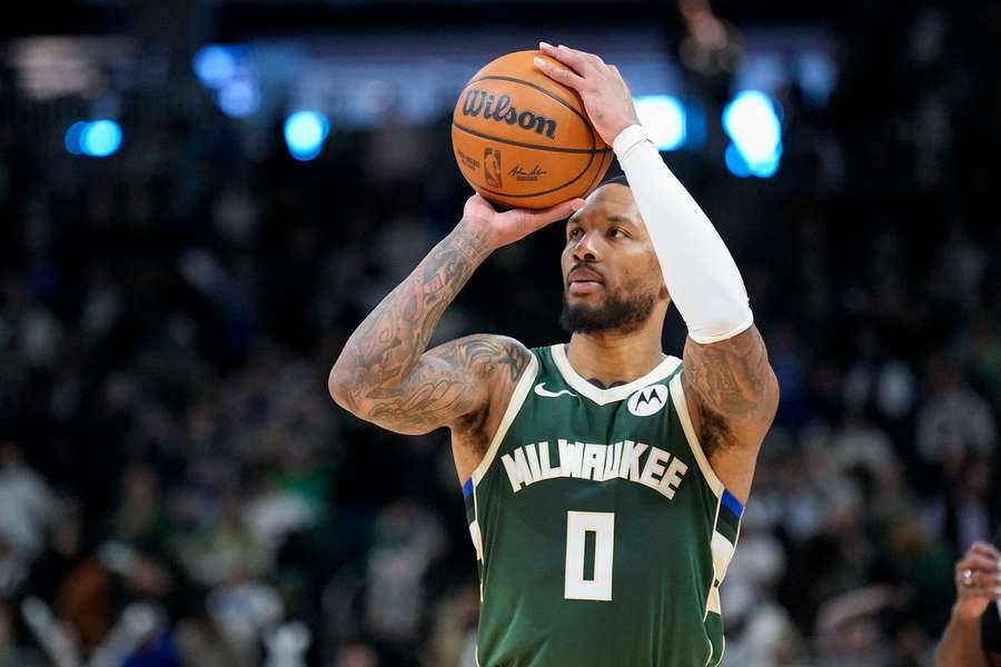 Lillard nastrieľal Philadelphii dokopy 43 bodov. 