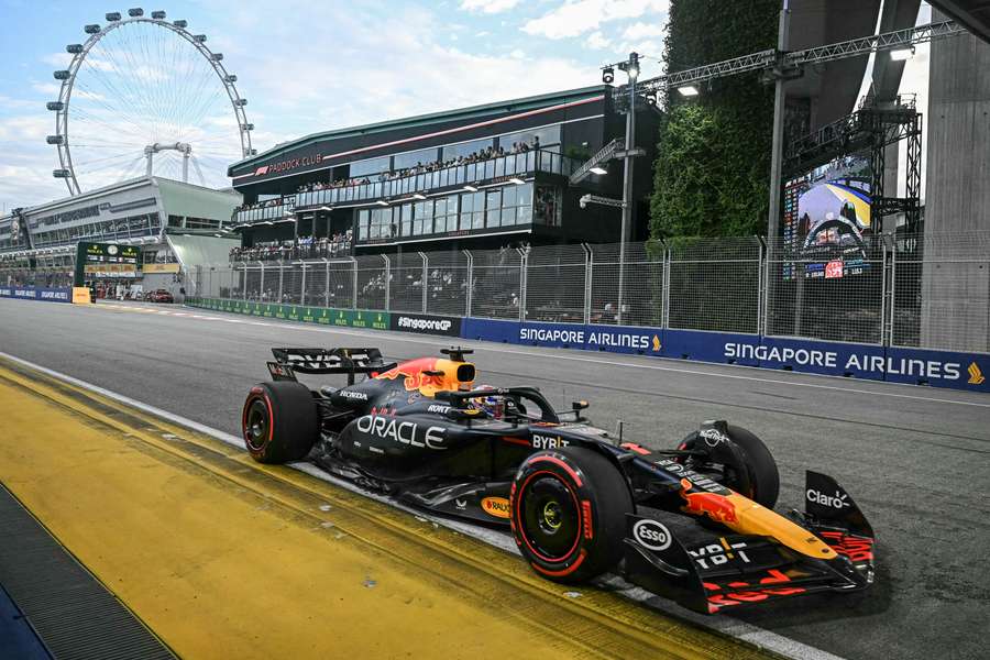 Max Verstappen heeft in de derde vrije training in Singapore de vierde tijd gereden