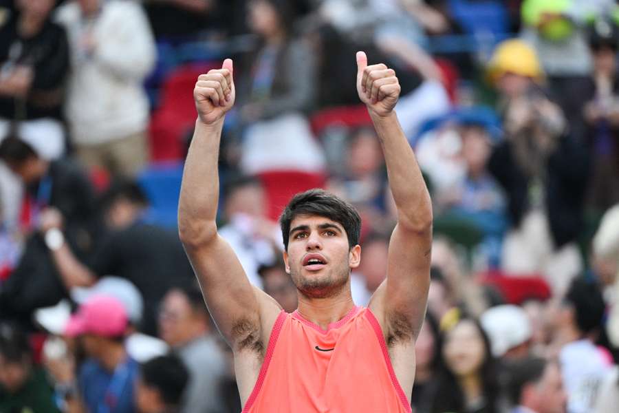 Alcaraz viert zijn overwinning op Monfils