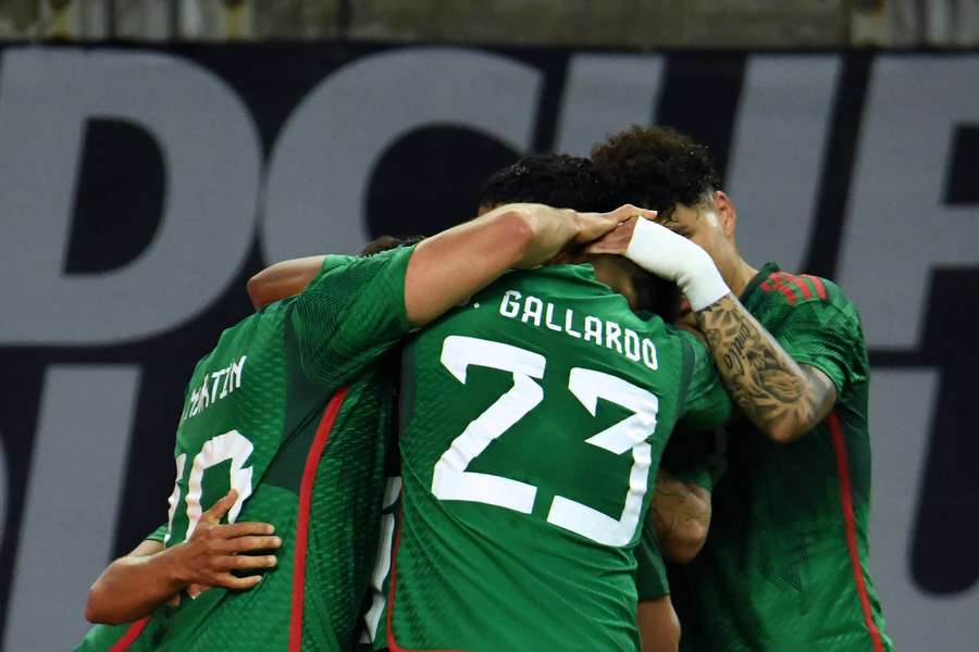 Varios jugadores mexicanos, unidos en un abrazo