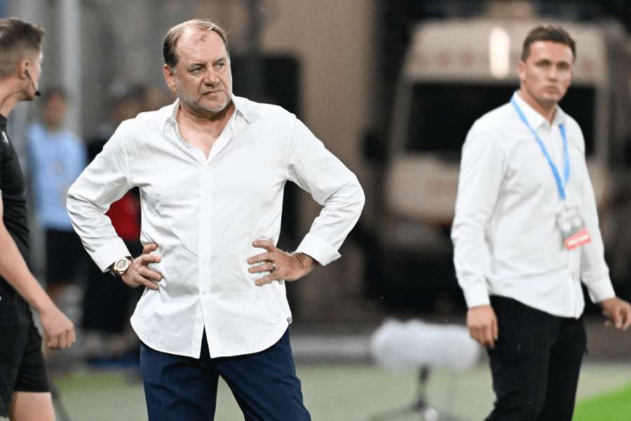 V popredí tréner Slovana Vladimír Weiss a za ním tréner Limasolu Aleksej Špilevskij.