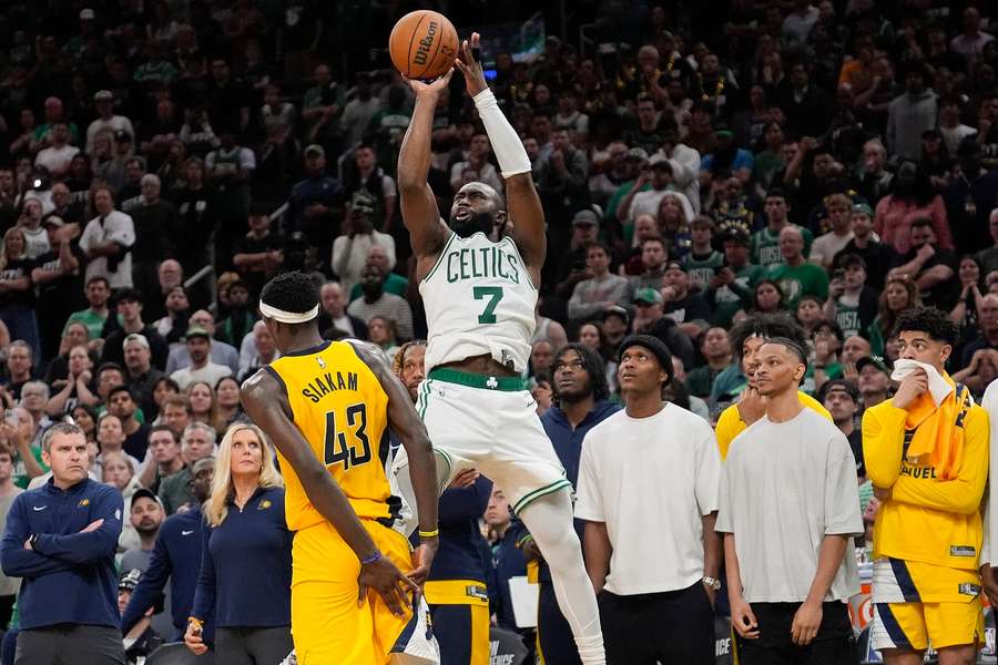 Jaylen Brown poslal trojkou přes Pascala Siakama zápas do prodloužení.