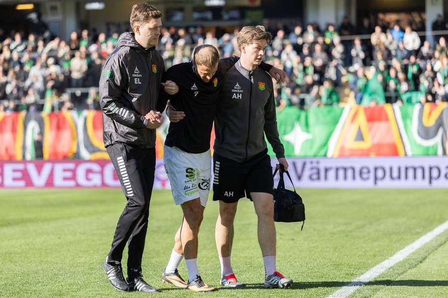 Lundgren v opatere lekárom pri zranení na rozcvičke.