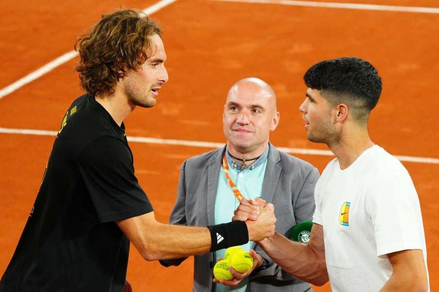 Stefanos Tsitsipas a Carlos Alcaraz se střetnou o postup do semifinále.