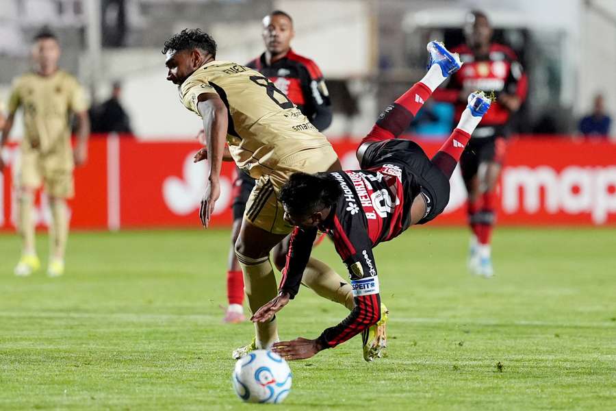 Flamengo teve mais volume de jogo no primeiro tempo da vitória sobre o Cusco