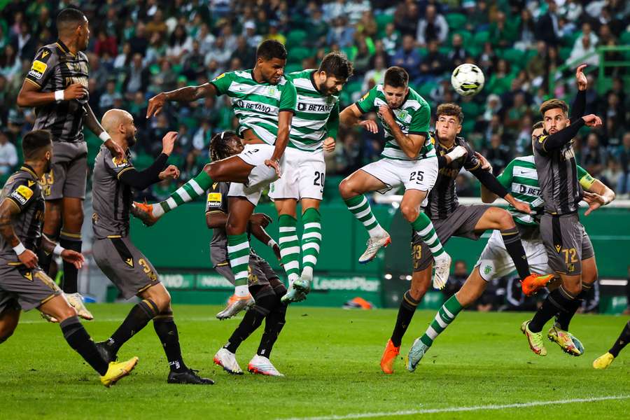 Sporting vence V. Guimarães (3-0) e afasta fantasmas