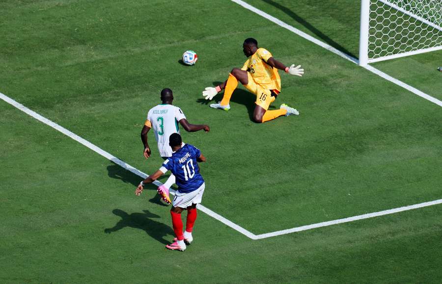 Moment strzału Kyliana Mbappe na 1:0 Moment strzału Kyliana Mbappe na 1:0