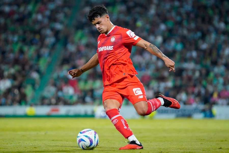 Maxi Araújo, extremo internacional uruguaio do Toluca