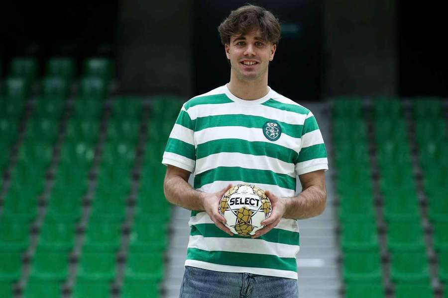 Carlos Álvarez presentado en el Pabellón João Rocha