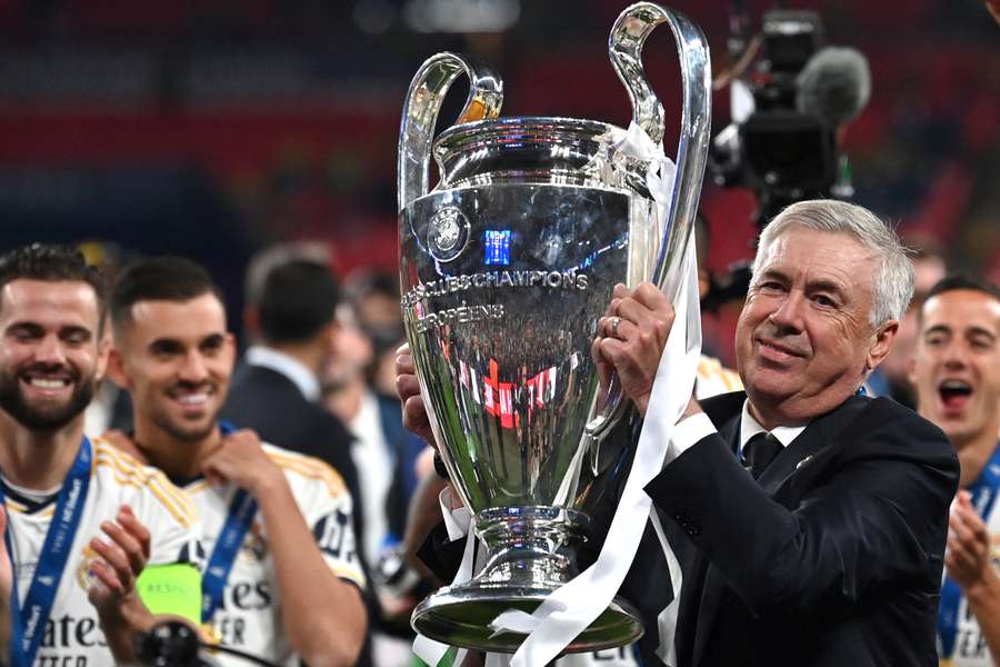 Ancelotti, mentre solleva la 15ª Champions League per il Real Madrid