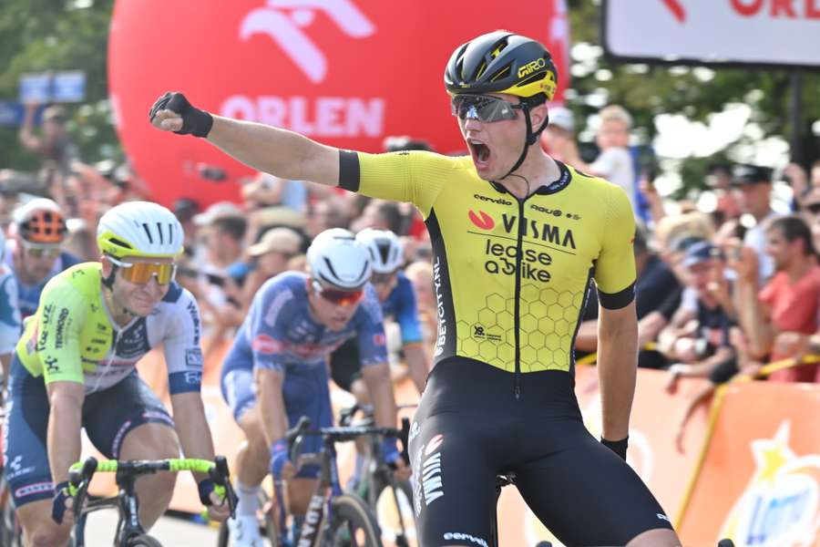 Holender Olav Kooij (C) z wygrywa 7. etap 81. Tour de Pologne z metą w Krakowie