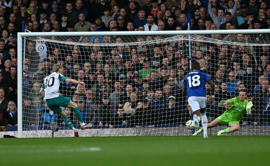 Jordan Pickford saves Anthony Gordon's penalty