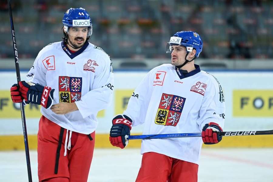 Jakub Flek (vpravo) na tréninku po boku Matěje Stránského.