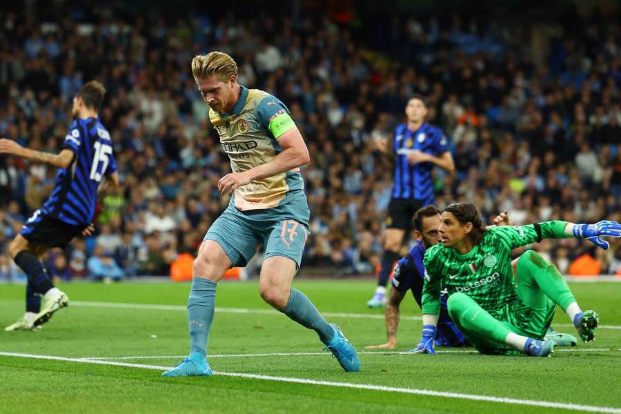 Manchester City's Kevin De Bruyne reacts after sustaining an injury