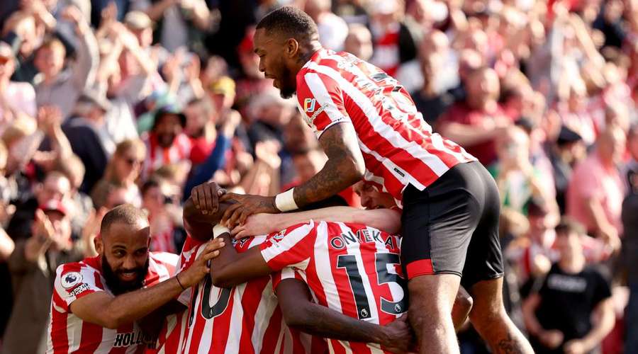 Brentford players celebrate Josh Dasilva's winner to complete the turnaround against Nottingham Forest