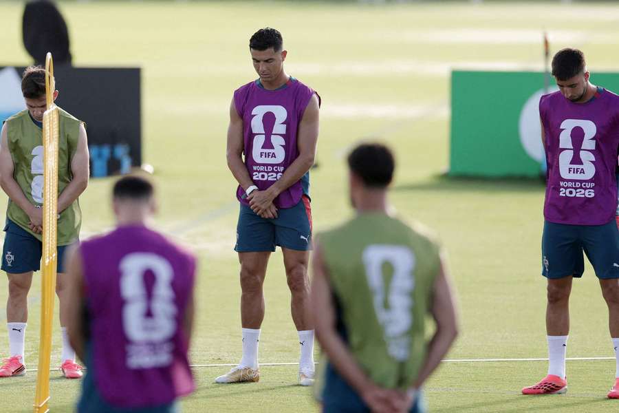 Jogadores de Portugal no minuto de silêncio