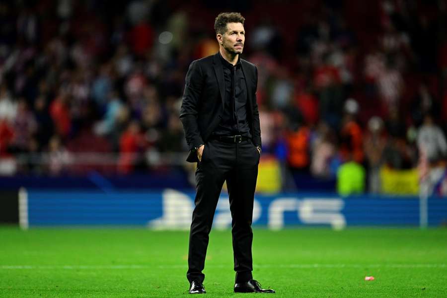 Simeone mira pensativo a la afición tras acabar el partido.