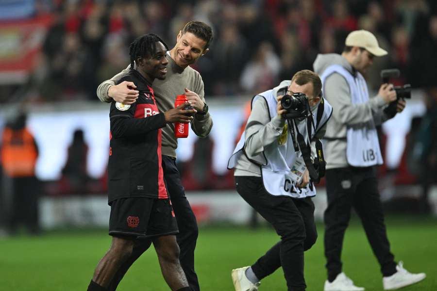 Jeremie Frimpong en trainer Xabi Alonso kunnen Leverkusen zondag aan de eerste landstitel uit de clubgeschiedenis helpen