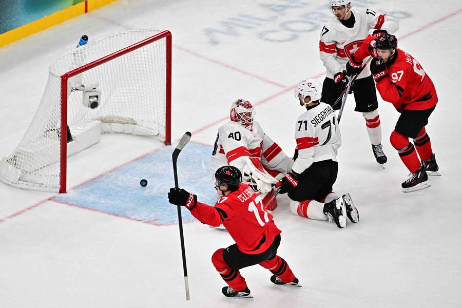 McDavid a Celebrini slaví gól v síti Švýcarska. McDavid a Celebrini slaví gól v síti Švýcarska.