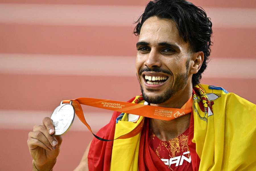 Katir com a medalha de prata do último Mundial de Atletismo em 2023
